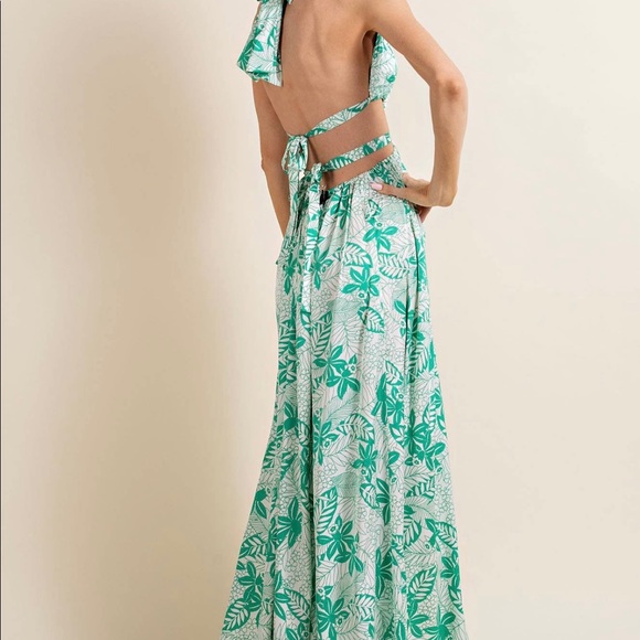 Maxi cut out halter dress - Picture 2 of 3